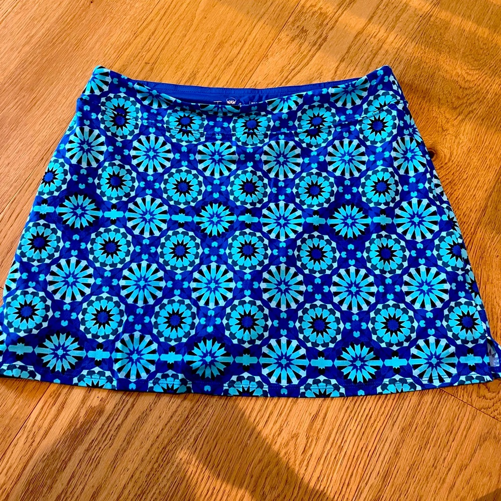 Women’s athletic skirt size M with built in shorts. Great for summer sports